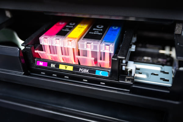 Tintenpatronen in einem Drucker