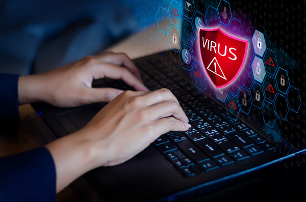 Warnsymbol für einen Virus auf einer Tastatur